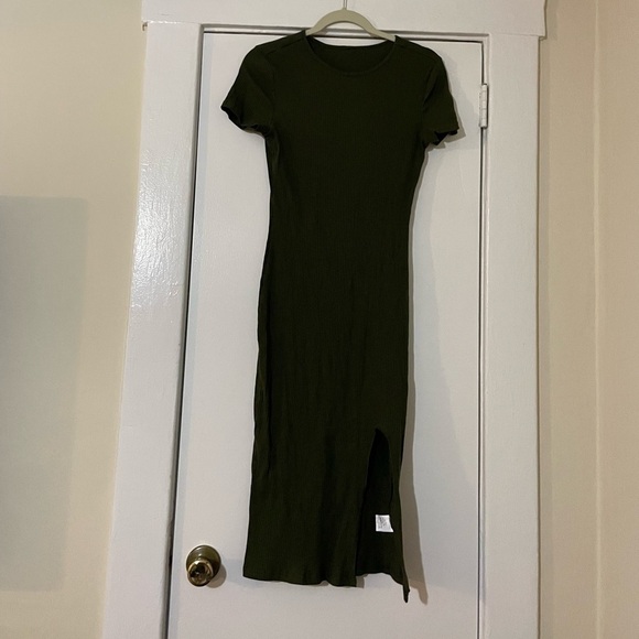 Green Bodycon midi knit dress with a slit size Medium - Picture 4 of 13